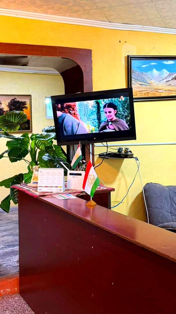 Ресепшн и телевизор в холле